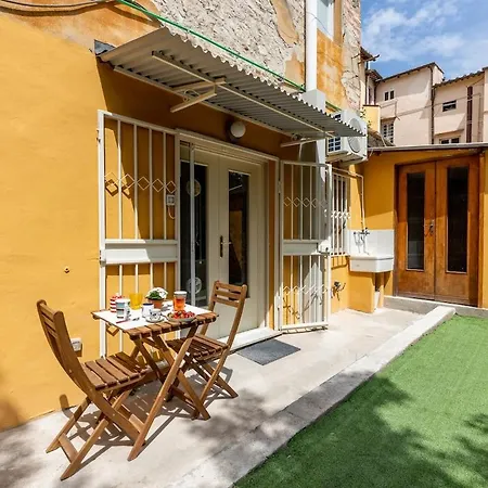 Casa Nadina アパート